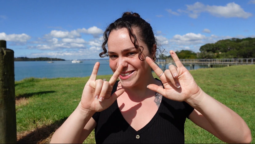 Image de lea.signes qui signe "je t'aime" en langue des signes française